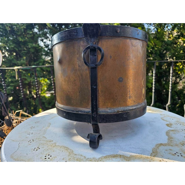 Art deco, brass fireplace wood container, dimensions: height 32 cm, diameter 33 cm, width 37 cm.