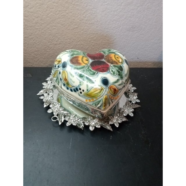 1980s Exquisite Hand Painted Talavera Mexican Folk Art Heart Shaped Trinket Box For Sale - Image 4 of 6
