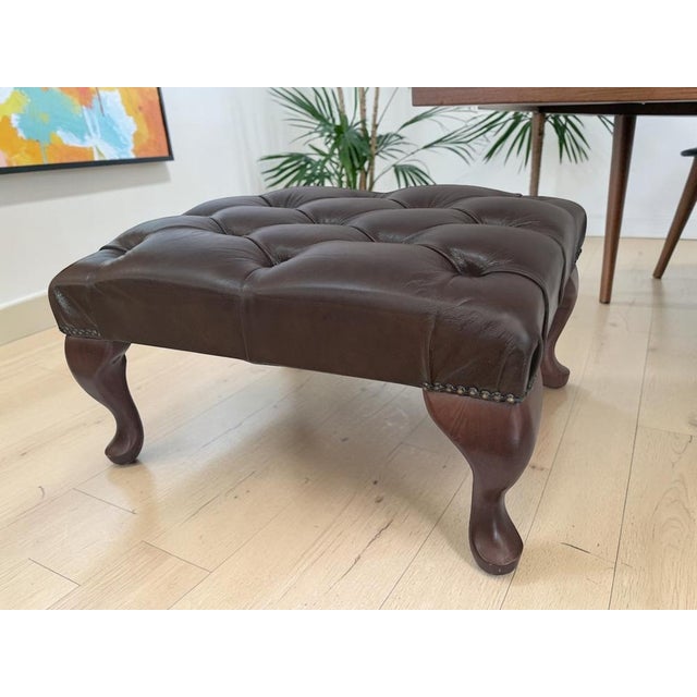 Vintage Chesterfield Style Buttoned Leather Foot Stool in Brown 1980's A handsome and timeless 1980s Chesterfield-style...