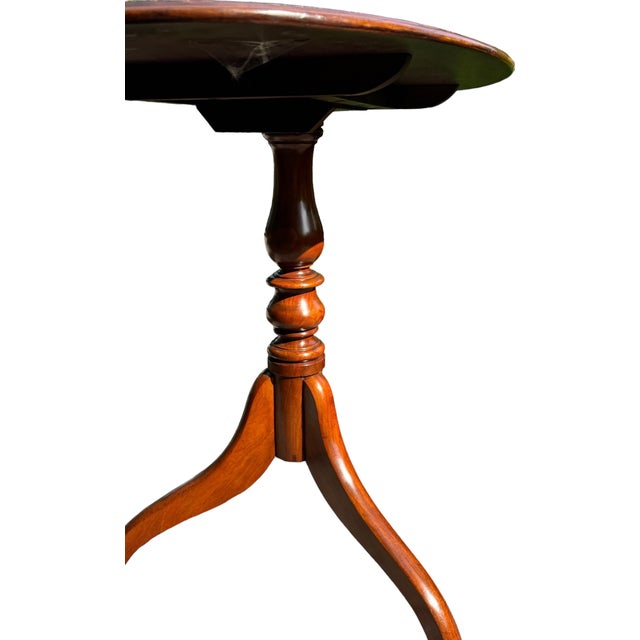 Traditional Mahogany & Cross-banded Tripod table For Sale - Image 3 of 11