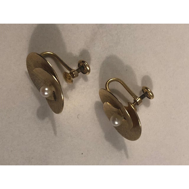 1950s 1950s Carl Art 12k Gf & Pearl Modernist Swirl Earrings, A Pair For Sale - Image 5 of 9