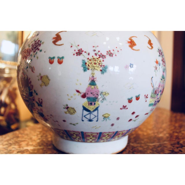 Pair of Chinese Export Double Gourd Porcelain Vases in the Hundred Antiques Pattern For Sale - Image 9 of 12