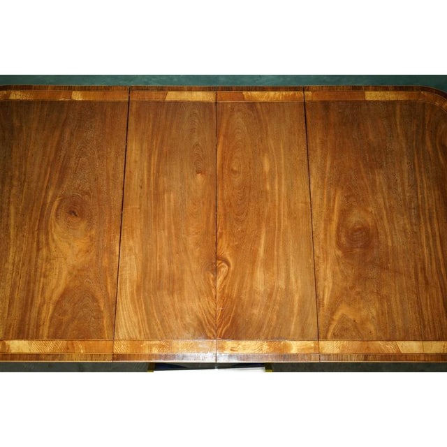 Regency Crossbanded Extendable Pedestal Dining Table in Satinwood, 1820s For Sale - Image 9 of 18