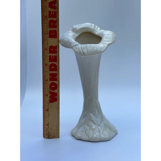 Traditional Belleek Sunflower Vase – Irish Porcelain Vase – Trumpet Shape – 6th Green Mark 1965–1980 – Vintage Collectible For Sale - Image 3 of 8