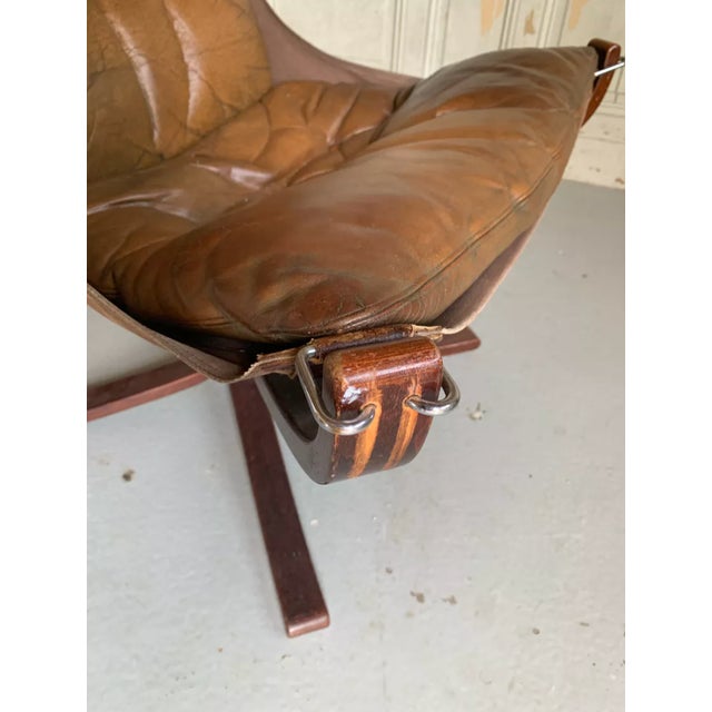 Falcon armchair by Sigurd Ressel, dating from the 1970s, beechwood frame, suspended by four points, and leather cushion....