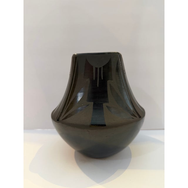 Rustic Signed Madeline Tafoya Santa Clara Pueblo Black Pottery Vessel For Sale - Image 3 of 6