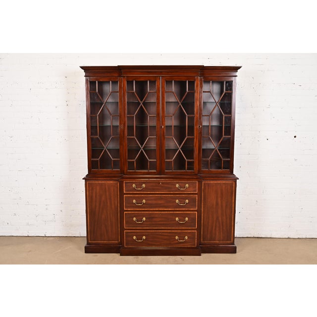 A gorgeous Georgian or Chippendale style lighted breakfront bookcase or dining cabinet By Henkel Harris USA, 1985...