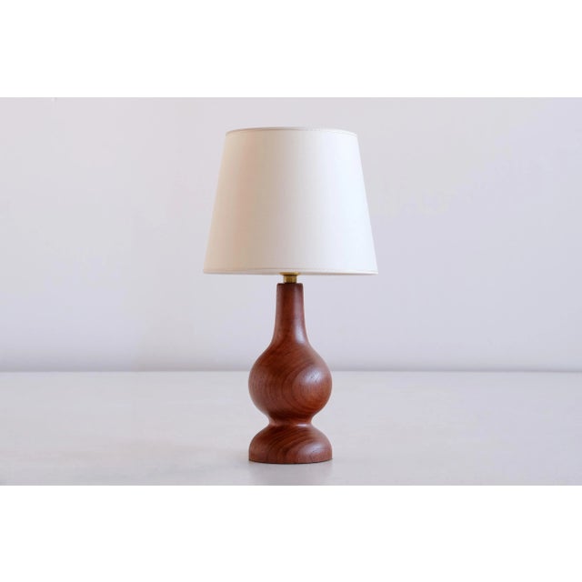 This striking table lamp was produced in Denmark in the 1960s. Sculptural organic lamp body in solid teak wood. The new...
