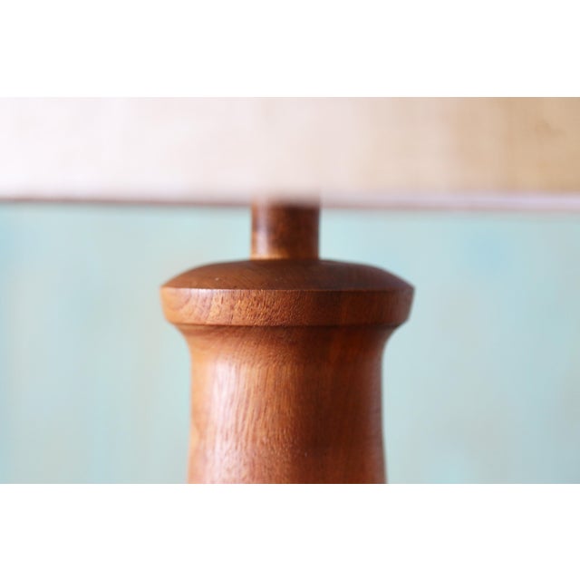 1960s Jane and Gordon Martz Table Lamp M165 Marshall Studios Matte White Tan Incising Walnut For Sale - Image 6 of 9