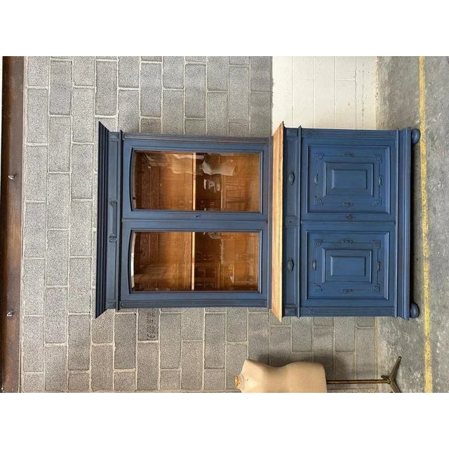 This piece of furniture has been entirely restored and patinated. On the upper part, it features a display cabinet with...