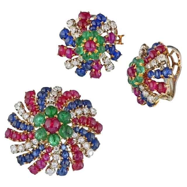 18K Yellow Gold Diamonds, Sapphire & Emeralds Earrings And A Brooch Jewelry Set For Sale - Image 4 of 18