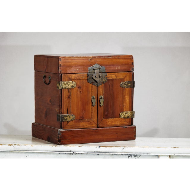 Early 20th Century Antique Chinese Brown Lacquer Jewelry Dressing Case with Brass Hardware For Sale - Image 5 of 12