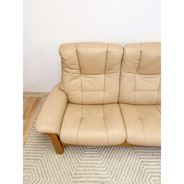 Late 20th Century Ekornes Stressless Buckingham 3-Seat Recliner Sofa Vintage MCM 90" Wide For Sale - Image 12 of 17
