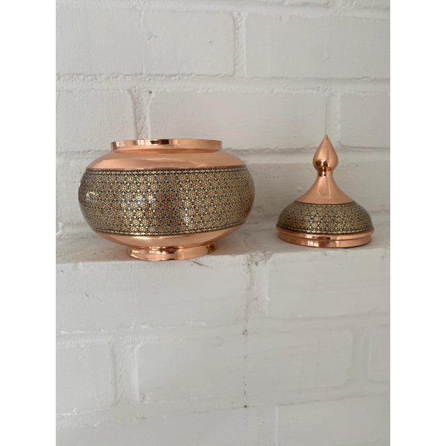 Mediterranean Round Moroccan Copper Handcrafted Inlaid Workmanship Decorative Dish For Sale - Image 3 of 6