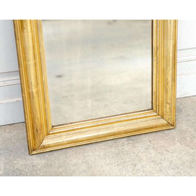 Beautiful antique rectangular mirror in giltwood, dating from the 1930s. The frame features classic moldings and retains...