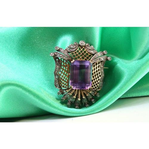 Gold and silver brooch/pin with diamond chips and amethyst in the center. Metal: Gold. Origin: Portuguese. Brand: Dragão....