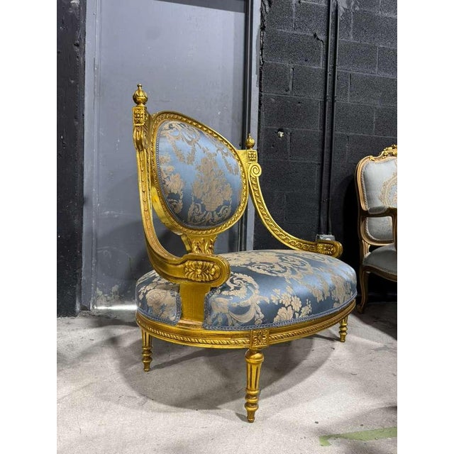 Add a touch of elegance and sophistication to your home with this stunning French Louis XV-style chair. Fully refinished...
