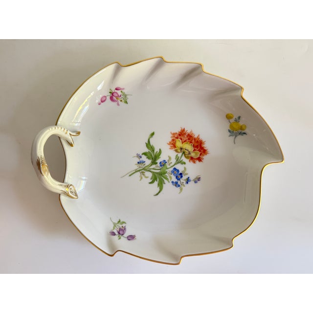 Leaf-shaped bowl Decoration: Bouquet of flowers and scattered blossoms, gold rim Material: Porcelain Dimensions: approx....