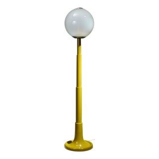 Postmodern Skyscraper Floor Lamp with Mustard Lacquered Stem and Glass Shade, Italy For Sale