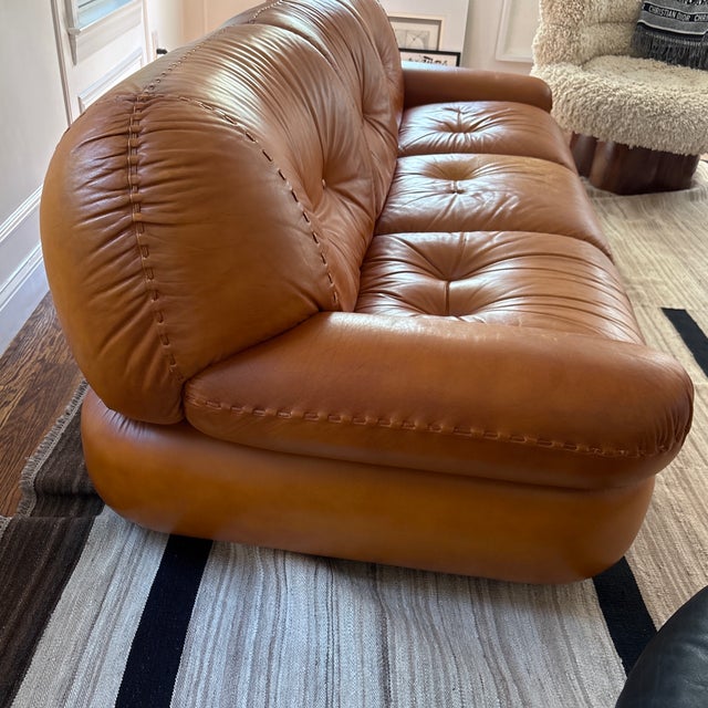 1970s Vintage Cognac Leather Sapporo Sofa Attributed to Mario Marenco for Mobil Girgi, Italy, 1970s For Sale - Image 5 of 7