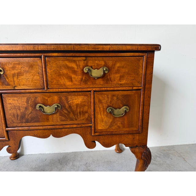 1960s Vintage English Queen Anne Style Walnut Dressing Table / Low Chest For Sale - Image 5 of 13