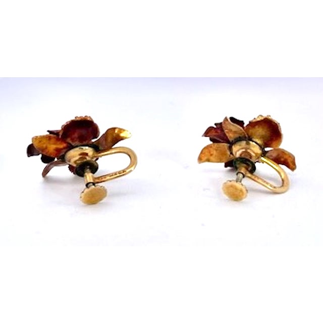 Metal Vintage Gold-Tone Lily Brooch and Earrings Set With Pearl, 1980s, 3 Pieces For Sale - Image 7 of 9