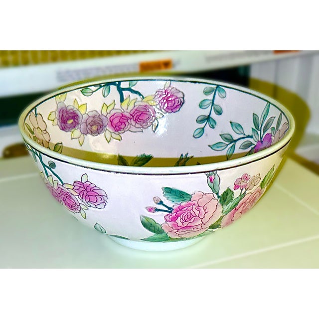 1950s 8" Hand‑Painted Macau Rose Porcelain Bowl — Chinoiserie Floral For Sale In New York - Image 6 of 7