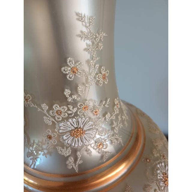 1960s Vintage Hollywood Regency/Neo-Classical Iridescent Glass and Brass Table Lamp For Sale - Image 5 of 18