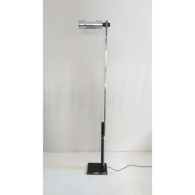 This floor lamp in chrome and black metal is fully adjustable in height and direction. The light is possible to dim....