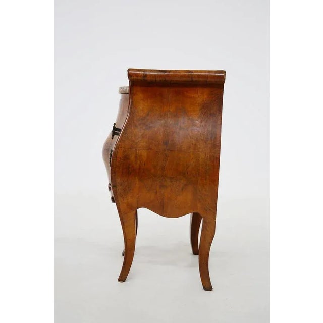 Italian Bedside Tables in Briar and Marble, 1900s, Set of 2 For Sale - Image 9 of 11