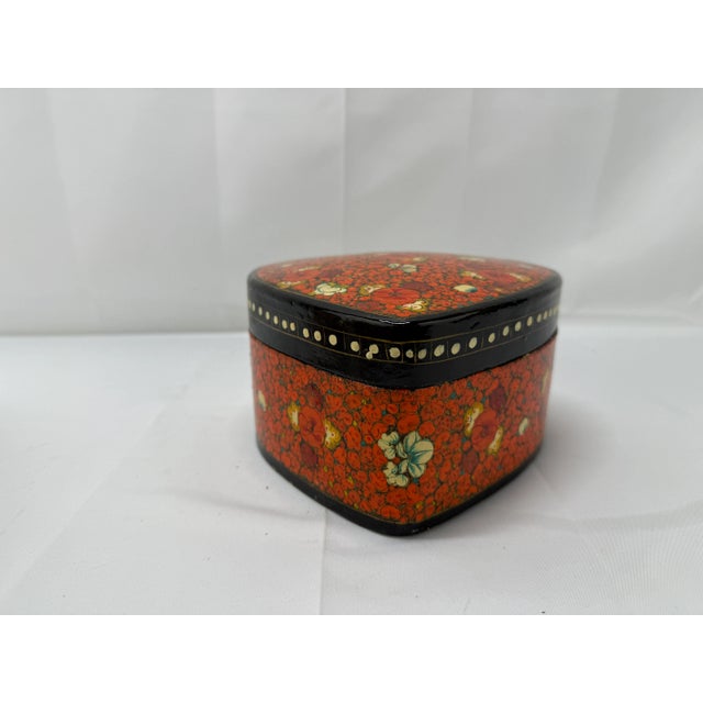 Mid 20th Century Vintage Kashmiri Heart Shaped Paper Mache Floral Decorated Box For Sale - Image 5 of 6
