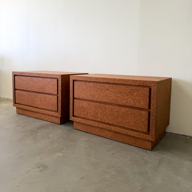 Aldo Tura 1980s Postmodern Nightstands in Caramel Burl Veneer – Pair For Sale - Image 4 of 10