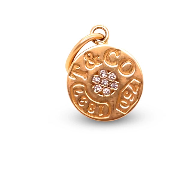 This refined Tiffany & Co. 1837 circle pendant is crafted in luxurious 18ct yellow gold, featuring seven sparkling round...