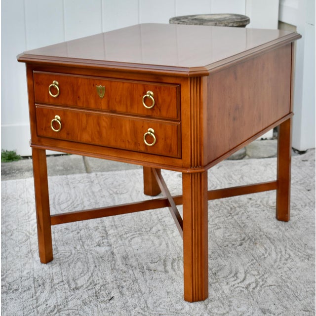 Traditional Vtg. Drexel Inlaid YewWood One Drawer Regency Style Side Table W/Stretcher Base For Sale - Image 3 of 13