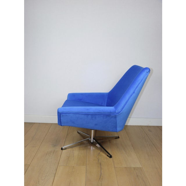 Vintage Jade Series Swivel Lounge Chair with Blue Cornflower Velvet Upholstery, GDR, 1970s For Sale - Image 4 of 11