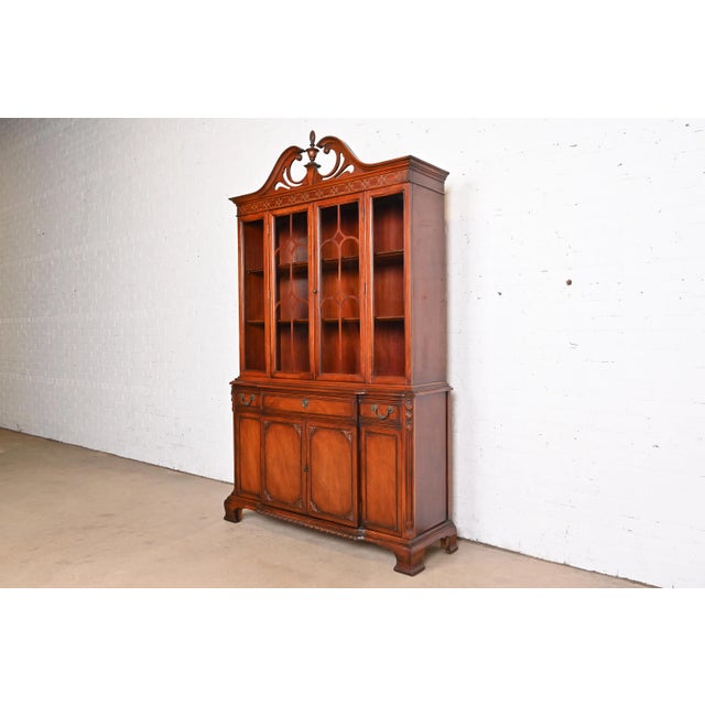 A gorgeous Georgian or Chippendale style breakfront bookcase or dining cabinet By Bernhardt Furniture USA, Mid-20th...