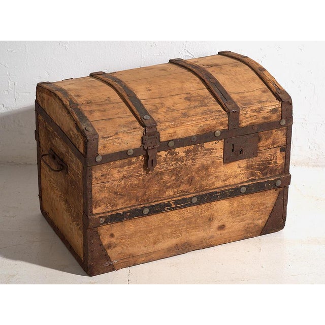 Large antique washed wood trunk (c.1900) Dimensions: Width: 60 cm Depth: 39 cm Height: 45 cm Style: Rustic Materials and...