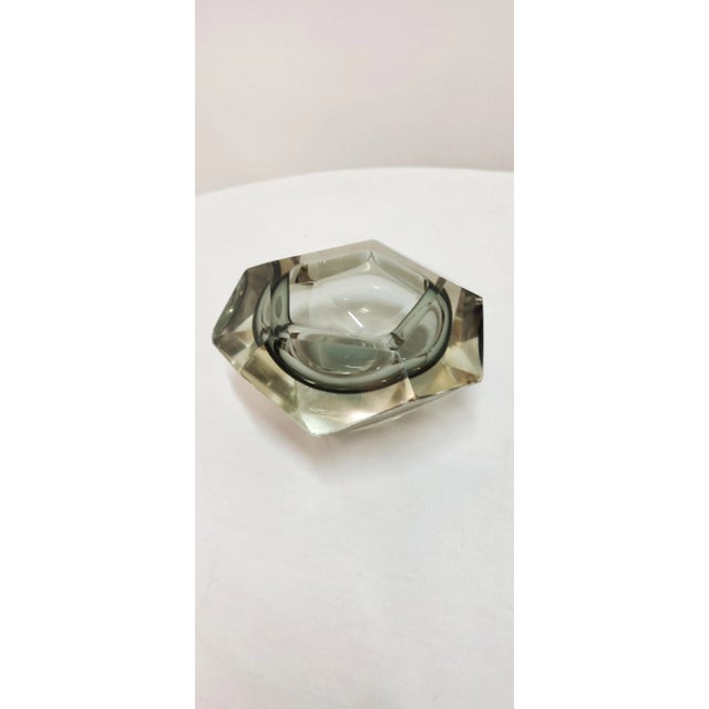 It has small blows in some corners that do not prevent the correct visual reading of the piece. Attached photos.