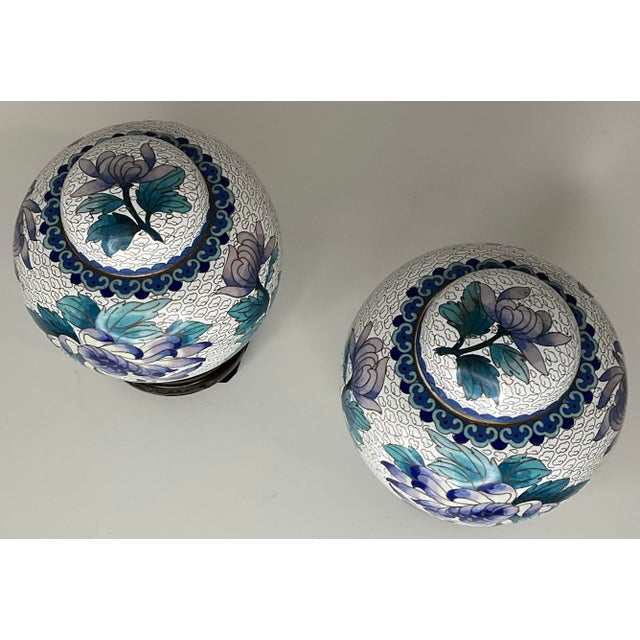 Chinoiserie 1960s Pair of Cloisonné Lidded Ginger Jars With Stands For Sale - Image 3 of 12
