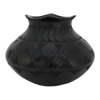 Early 20th Century Mata Ortiz Southwest Native American Villalpando Black on Black Pottery Vase For Sale