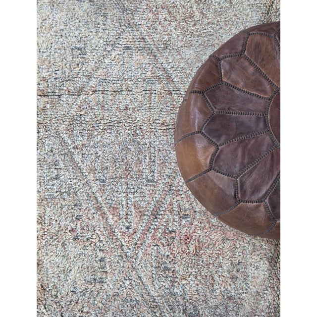 Ivory 1980s Handmade Faded Berber Wool Rug - 10 X 6.4 Ft For Sale - Image 8 of 9