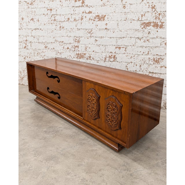 makers mark not present. mid century modern style and vintage. Great condition for its age. Minor scuffing. Structurally...