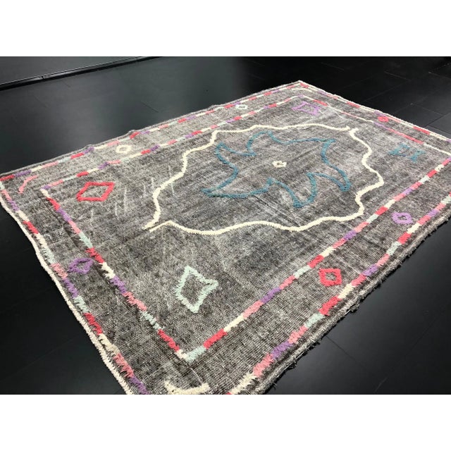 Traditional 1960s Vintage Turkish Handmade Gray Area Rug For Sale - Image 3 of 11