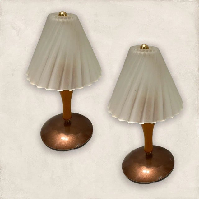 Italian table lamps, set of 2, 1980s. Metal copper colored base. Wooden frame. Height 30 cm Width 13 cm Depth 13 cm...