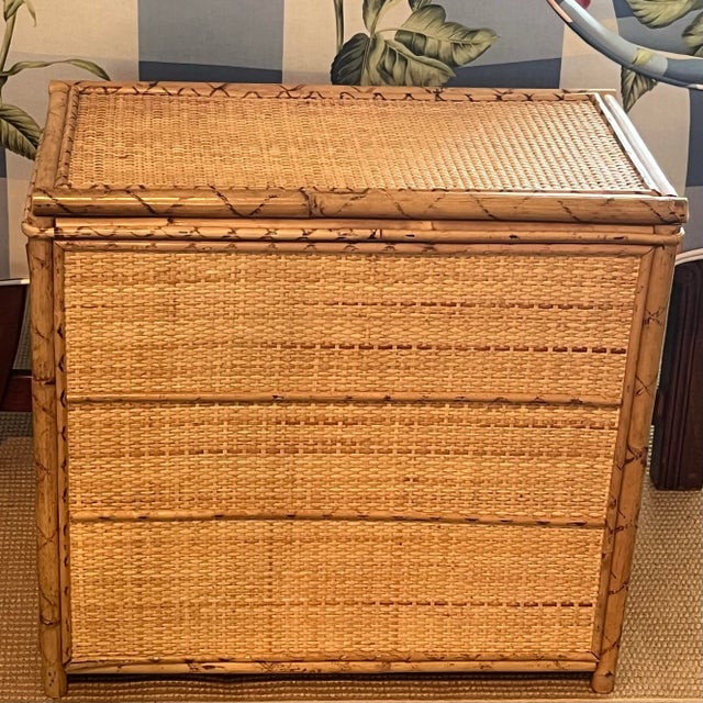 Chinoiserie Vintage Chinoiserie Bamboo and Cane Wicker Lidded Small Side Table, Blanket Chest For Sale - Image 3 of 12