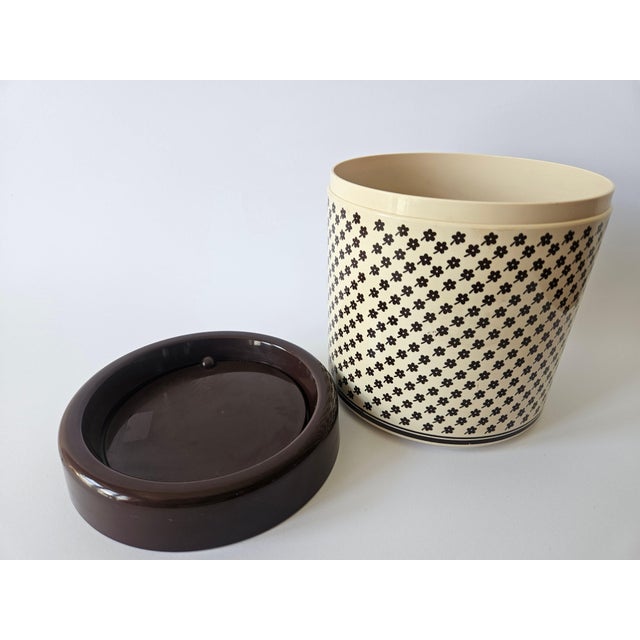 Plastic Mid-Century Modern Desk Wastebasket, Germany, 1970s For Sale - Image 7 of 10
