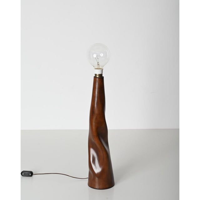 Midcentury Italian Sculptural Table Lamp in Curved Brown Leather, 1970s For Sale - Image 6 of 16