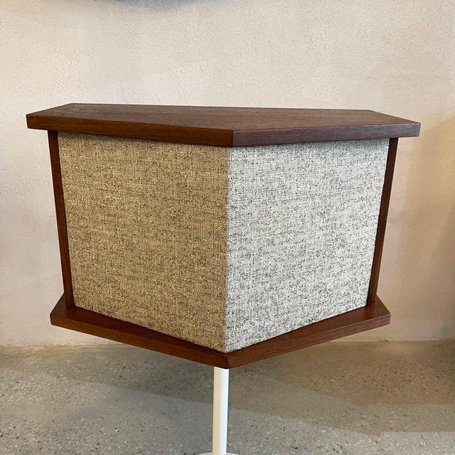 1968 Bose 901 Series Speakers on Eero Saarinen Tulip Bases For Sale In New York - Image 6 of 11