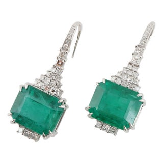 Natural zambian Emerald diamond earring in 18k gold For Sale