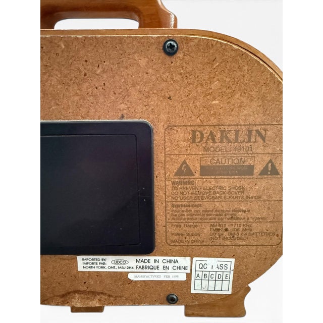 Wood 1990s Retro Dakin Am/Fm Tabletop Radio, Faux Wood & Silver-Tone Finish, Model 401 For Sale - Image 7 of 7